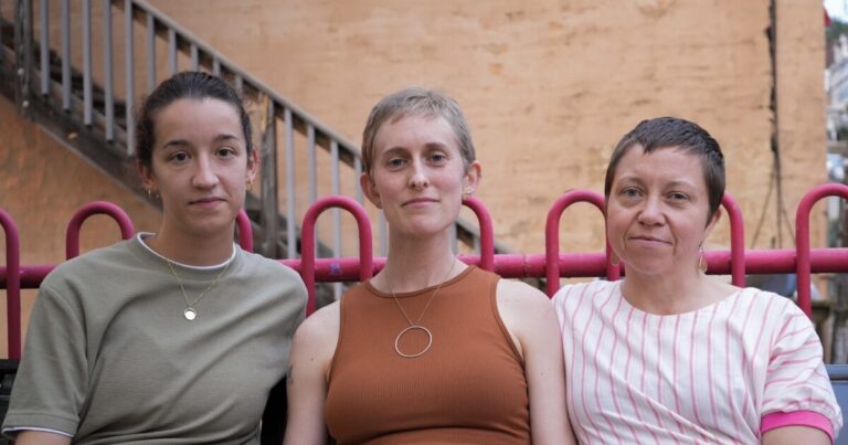 치료사, 의사, 의사들은 UPMC가 '반격'을 촉구하고, 트랜스 청소년을위한 성별 감독 관리를 복원합니다.
    


