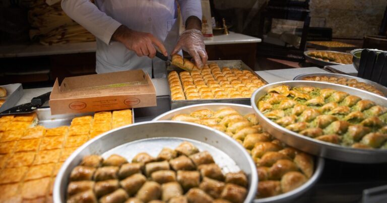 터키 도시의 바클 라바 크롤링 생과자에 집착하는
