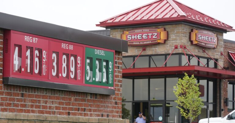 트럼프가 시민권을 다시 작성함에 따라 Sheetz 인종 차별 사건은 도마에 있습니다.
    


