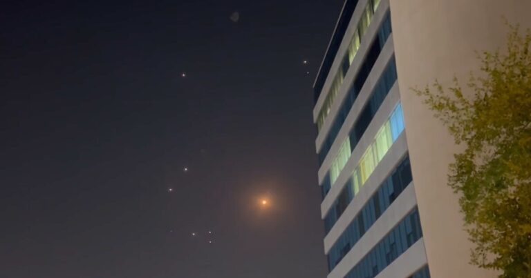 트럼프는 미국 기지에 대한 공격 후 몇 시간 후에이란과 이스라엘이 휴전을 시작할 것이라고 말했다.
    


