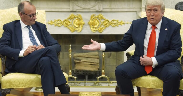 트럼프는 우크라이나와 러시아가 '잠시 동안 싸우게하는 것이 더 좋을 것이라고 말했다.
