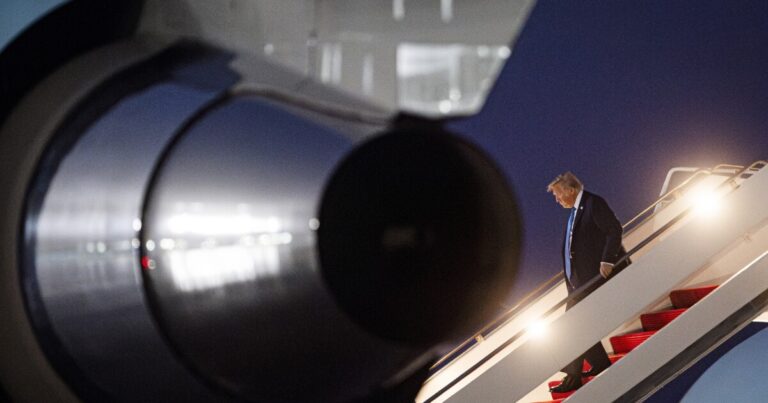 트럼프는이란 위기에 집중하기 위해 하루 일찍 G7에서 돌아 왔습니다.
    


