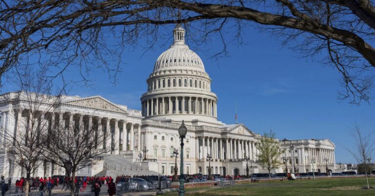 트럼프는이란의 파업과의 대통령 당국에 대한 논쟁을 불러 일으킨다. GOP, Fetterman의 찬사를받습니다
    


