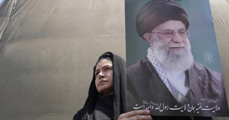 트럼프는이란이 미국이 파업하지 말라고 경고함에 따라 자신이 할 일을 '아무도 모른다'고 말합니다.
    


