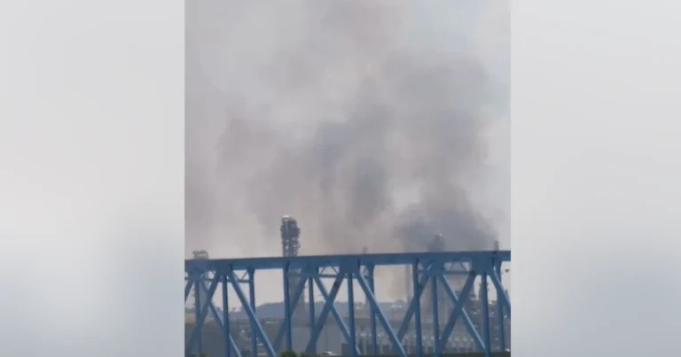 폭발, 연기가 수요일 비버 카운티의 쉘 플랜트에서보고 된 연기
    


