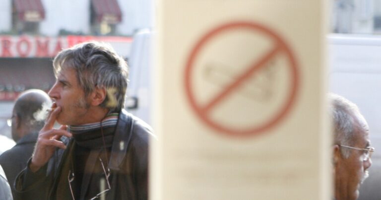 프랑스 보건부는 흡연 금지를 연장합니다
    


