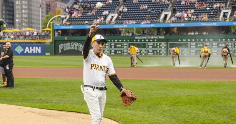 피츠버그 LGBTQ 아이콘은 Bucs 'Pride Night에서 첫 번째 피치를 던졌습니다.
    


