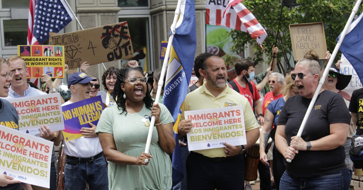 피츠버그 스는 시내 랠리에서 전국 이민 단속을 항의합니다