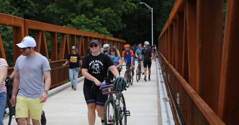 피츠버그는 자전거, 개 및 많은 워커를 사용하여 공식적으로 Davis Avenue Bridge를 다시 문을 연
    


