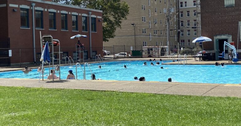 피츠버그와 앨러 게니 카운티에 열파가 남아있는 사람들은 사람들이 수영장, 냉각 센터에 몰려 듭니다. 
    


