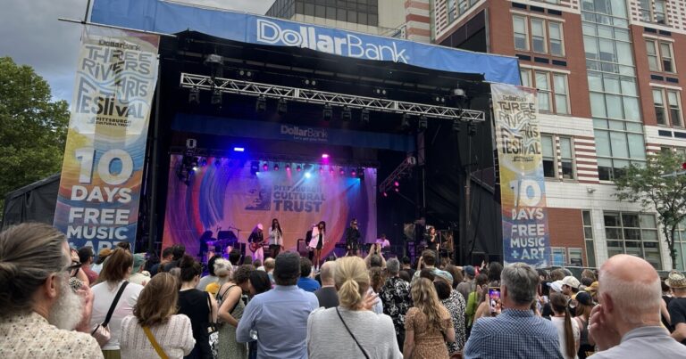 피츠버그의 Three Rivers Arts Festival은 스트립 지구로 이동하여 4 일까지 떨어집니다.
