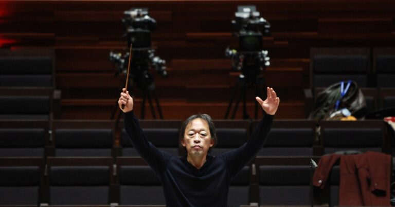 한국 마에스트로 정은 이탈리아의 유명한 La Scala를 이끌고있는 최초의 아시아 인이 될 것입니다.
