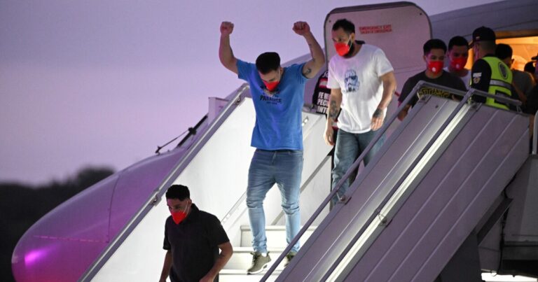 10 명의 미국인이 베네수엘라에 의해 엘살바도르의 이민자들을위한 죄수 교환으로 풀려납니다.
    


