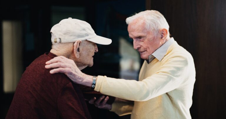 80 년 후, 홀로 코스트 생존자는 그를 해방시키는 데 도움을 준 미국 군인을 만난다.
    


