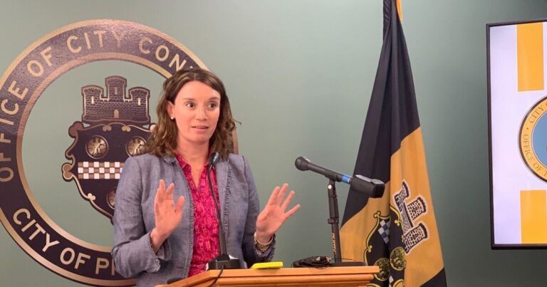 City Controller는 피츠버그의 재무 ''불안정 '이라고 부르며 더 많은 비용 관리 조치를 촉구합니다.
    


