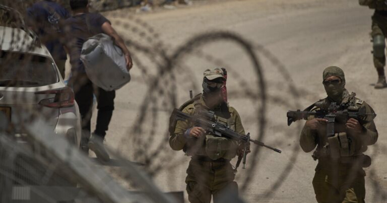 Druze 민병대와 싸운 시리아 군대는 스위리다 지방을 휴전으로 떠납니다.
    


