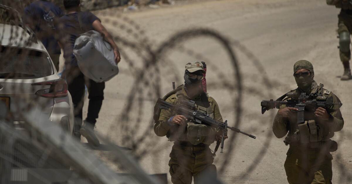 Druze 민병대와 싸운 시리아 군대는 스위리다 지방을 휴전으로 떠납니다.