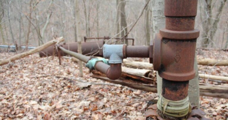 PA 남서부의 고아 가스 우물 사냥에 부츠와 드론이 배치되었습니다.
    


