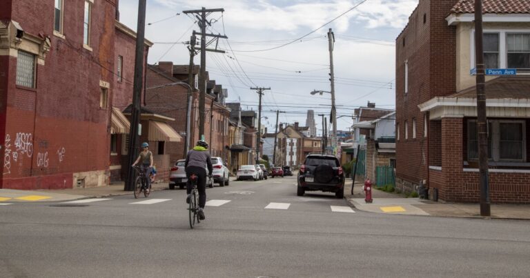Pa. 대법원은 자전거 운전자가 도로에 속해 있지만 빠르게 움직이는 교통에서 "합리적"이어야한다고 말합니다.
    


