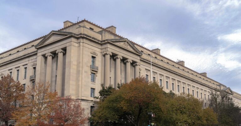 Pa.의 유권자 데이터에 대한 DOJ 요청, 다른 스윙 상태는 선거법 전문가 간의 우려를 제기합니다.
    


