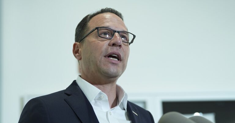 Shapiro 주지사는 트랜스 운동 선수 금지를 홍보하는 입법자들이 '극단 주의자'라고 말합니다.
    


