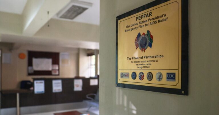 UNAIDS 보고서는 미국 자금 조달 삭감이 보류함에 따라 HIV 진행 상황이 위험에 처해 있다고 경고합니다.
