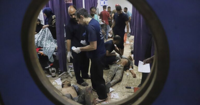 가자 당국은 32 명의 팔레스타인 사람들이 식량 유통 허브에 도달하려고 노력했다.
    


