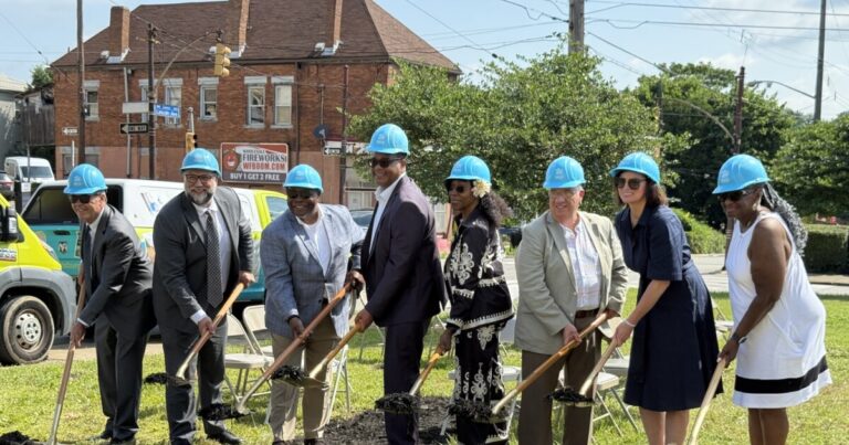 공무원은 피츠버그의 랜드 뱅크가 소유 한 부지에서 저렴한 주택을위한 땅을 깰 수 있습니다.
    


