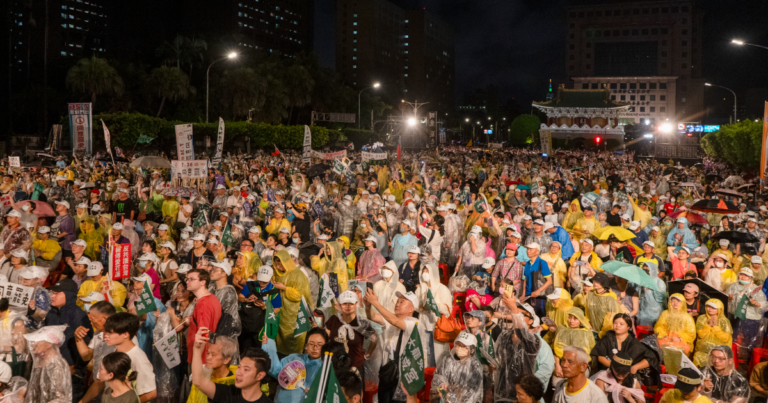 대만 정치 그리드 록은 중국 친화적 인 파티에서 살아남 으면서 리콜 투표
    


