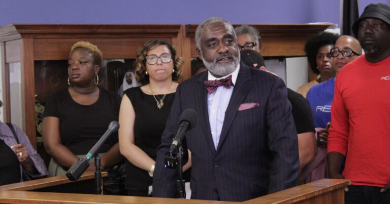 마라톤 토론 후 피츠버그 시의회에서 반 폭력 기금 개혁 발전
