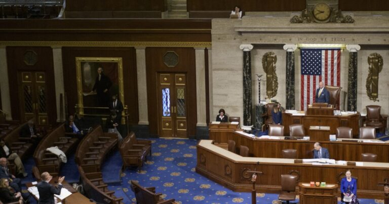 '메가 빌 (Megabill)'이 강요함에 따라 농촌 건강 관리에 대한 공화당 도박
