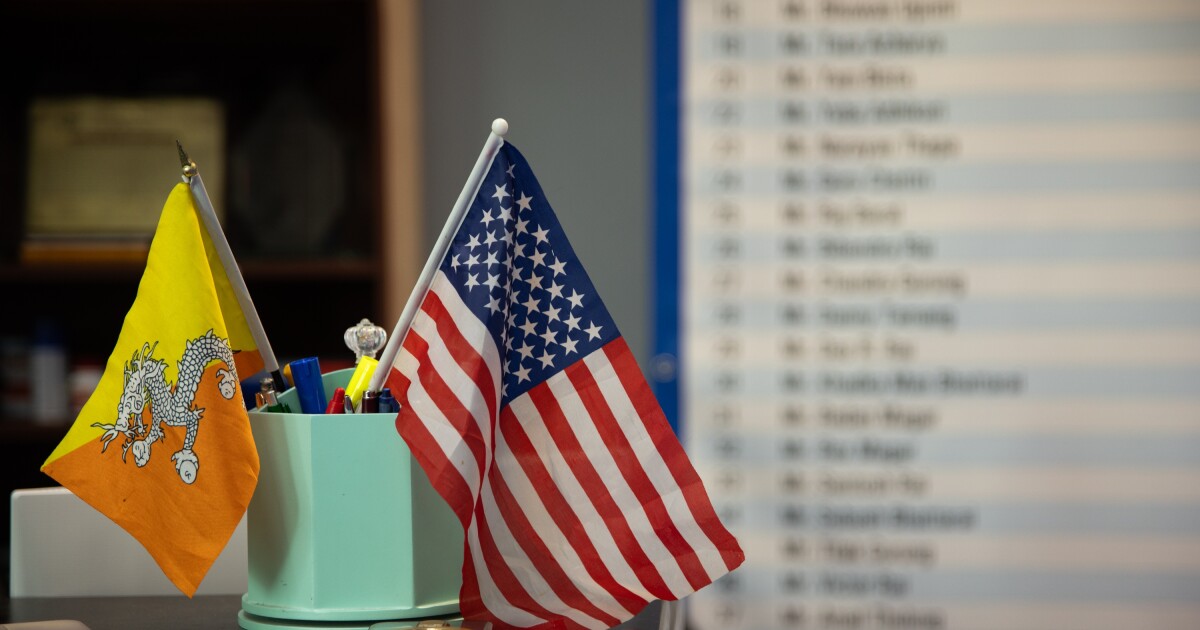 미국에 의해 부탄으로 추방 된 난민은 자신이 좌초되고 무국적으로 발견됩니다.