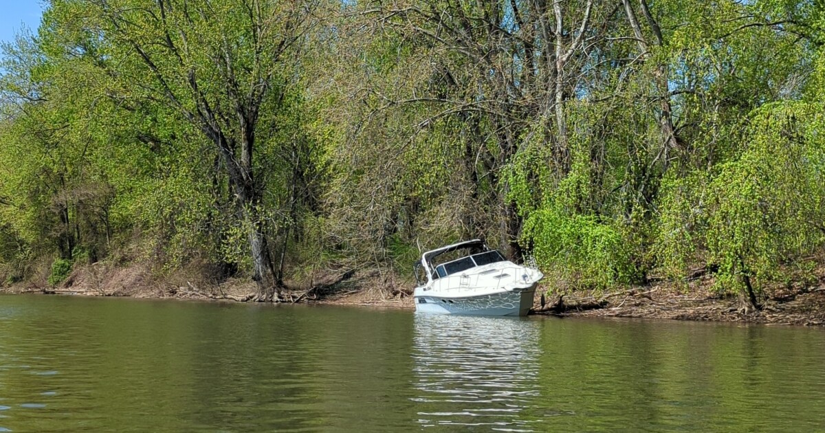 버려진 보트는 피츠버그 강을 괴롭 히고 새로운 법률이 더 빨리 제거하는 데 도움이 될 수 있습니다.