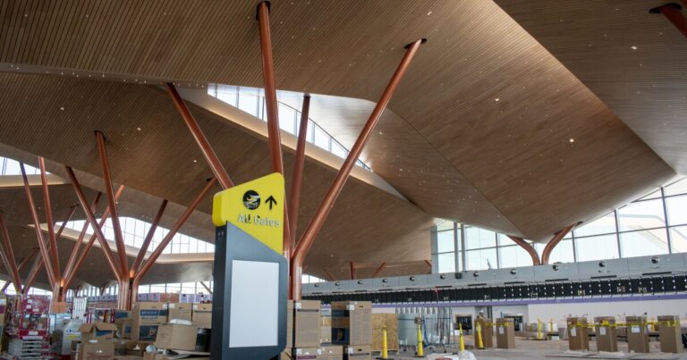 별이 빛나는 천장, 스마트 스캐너 및 무성한 조경 : 피트의 새로운 터미널은 거의 이륙 준비가되었습니다.
    


