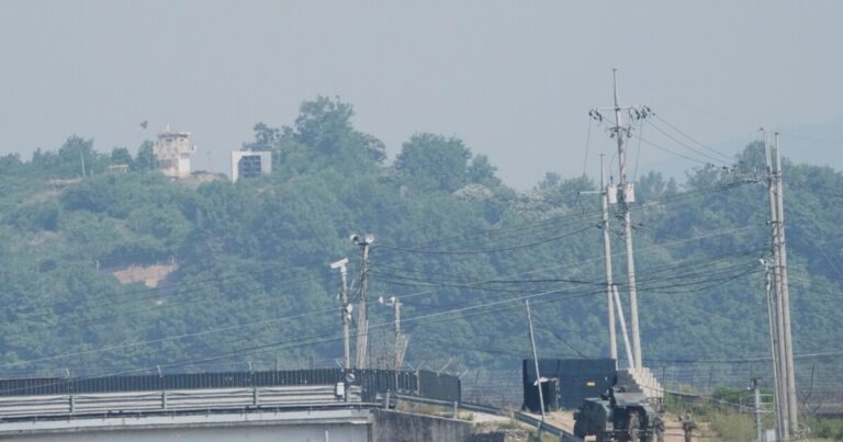 북한은 심하게 강화 된 국경을 건너는 한국으로
