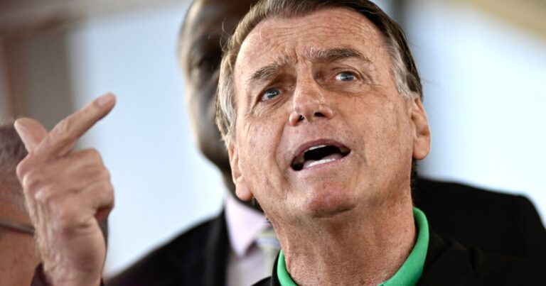 브라질의 볼소 나로는 시험에 앞서 발목 모니터를 착용하라는 명령
    


