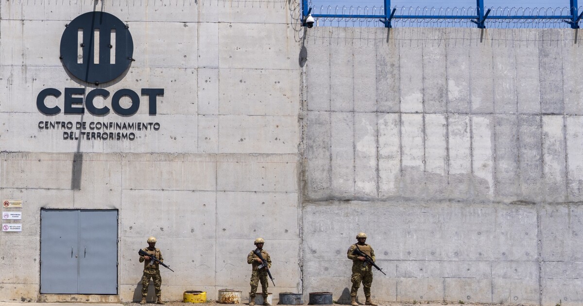 살바도르 교도소로 추방 된 이민자들은 미국 통제하에 남아 있습니다.