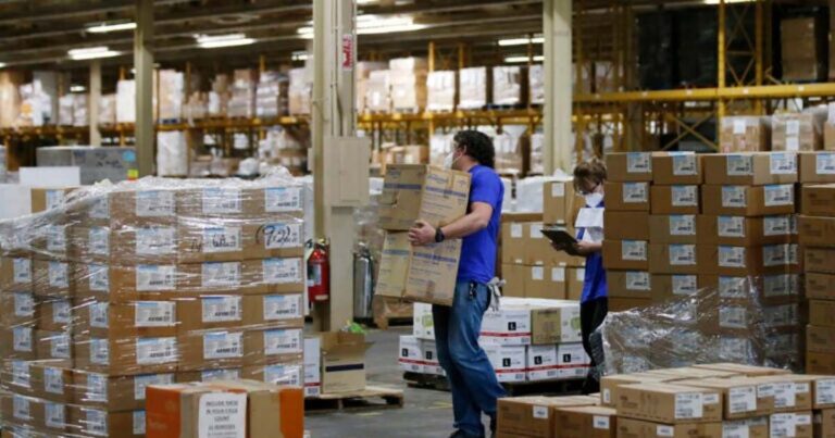 새로운 Rutgers 보고서는 실내 근로자들 사이에서 광범위한 열병을 발견했습니다.
    


