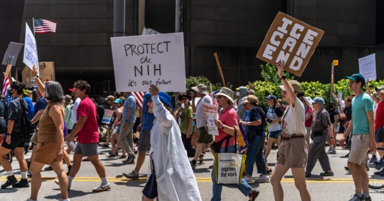 수백 명의 사람들이 트럼프에 항의하기 위해 모여 에너지 정상 회담 중 화석 연료 의존성
    


