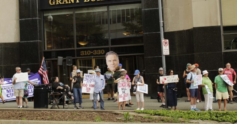 시위대는 트럼프의 '큰 아름다운 법안'에 반대하기 위해 맥코믹 상원 의원 밖에서 집회
