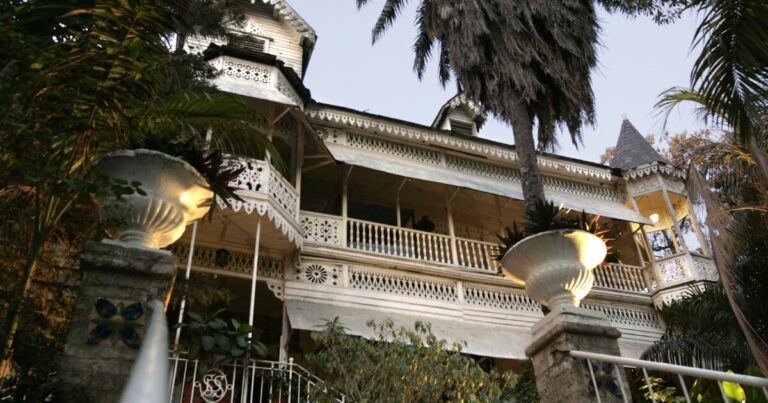 아이티의 상징적 인 호텔 올로프슨, 오랫동안 문화적 표지, 갱 폭력으로 파괴
