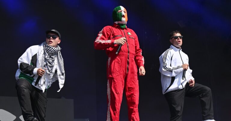 아일랜드 밴드 Kneecap이 떠오르는 힙합 그룹에서 Global Lightning Rod로가는 방법
