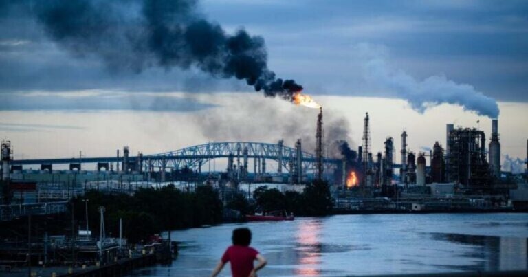 '악몽의 물건': Philly 비영리 단체는 정유소에 사용되는 치명적인 화학 물질에 대해 EPA를 고소합니다.
    


