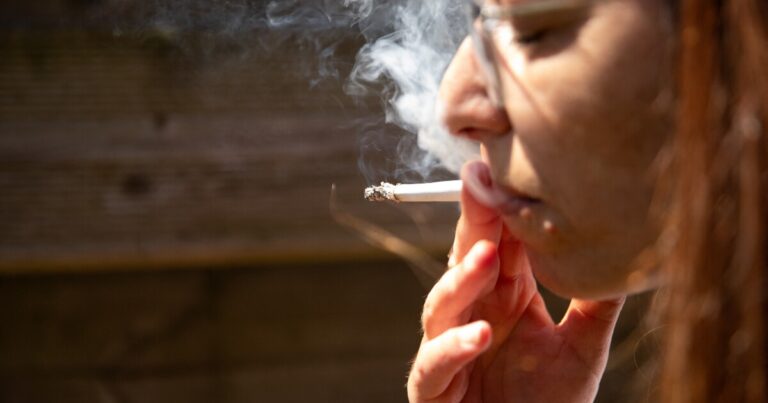 어린이를 보호하기 위해 프랑스는 공원과 해변에서 흡연을 금지합니다.
    


