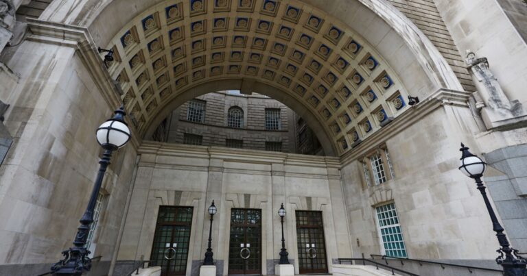 영국 고등 법원은 정보원 속임수와 투명성 부족에 대한 MI5를 슬램
