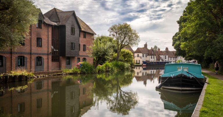 영국에서는 하수가 튀어 나온 수로를 마침내 청소하기위한 희망이 있습니다.
    


