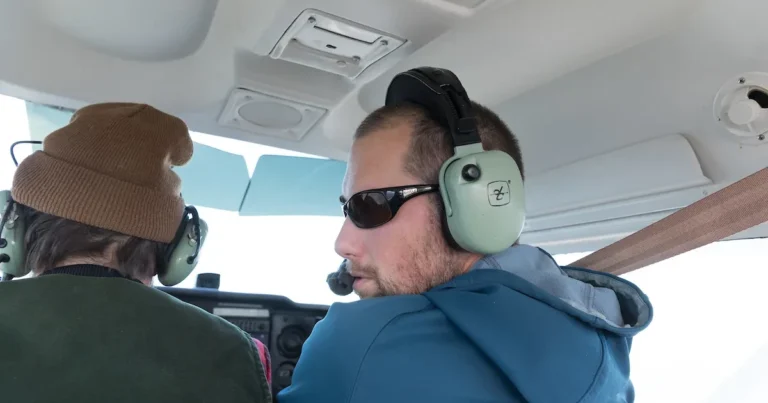 오랫동안 열리는 운동가가 진행됨에 따라 업계에 대한 그의 우려는 지속됩니다.
    


