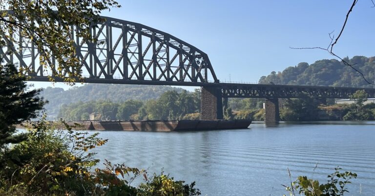 오하이오 강 복원 계획 유역에 대한 연방 지원을 모으기를 희망합니다.
    


