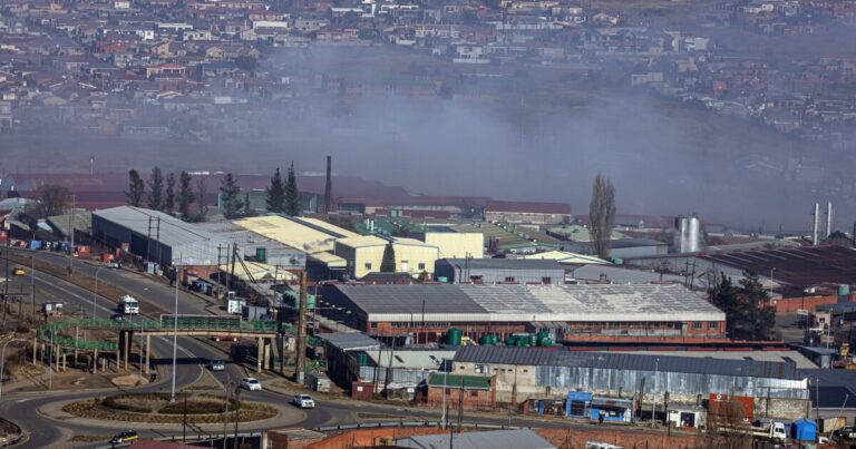 '우리는 무릎을 꿇고있다': 미국 관세는 레소토의 의류 노동자들을 황폐화시킨다.
    


