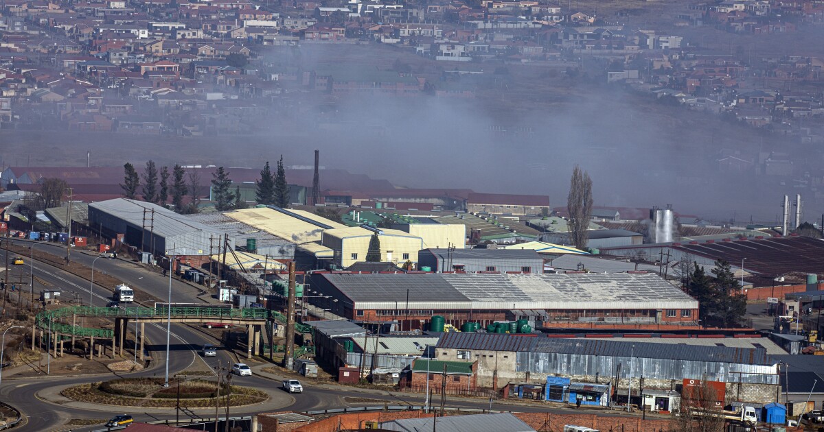 '우리는 무릎을 꿇고있다': 미국 관세는 레소토의 의류 노동자들을 황폐화시킨다.